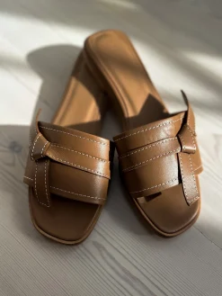 FLATTERED SANDAL MY COGNAC LEATHER